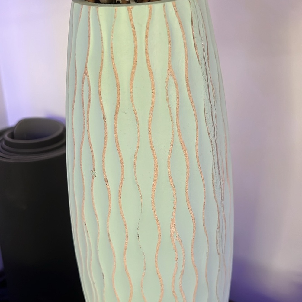 Beautiful turquoise base with flowers - Picture 3 of 4